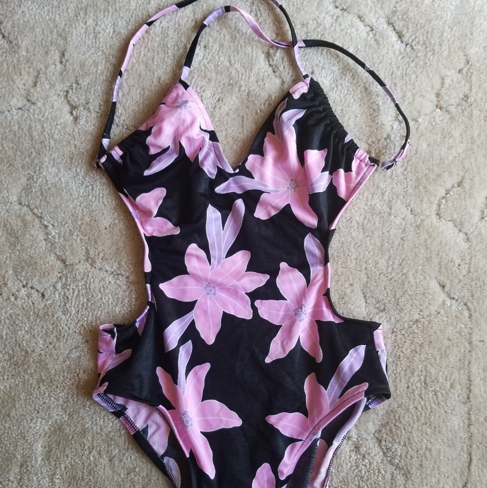 Really cute vintage 1 piece w/ shorts!